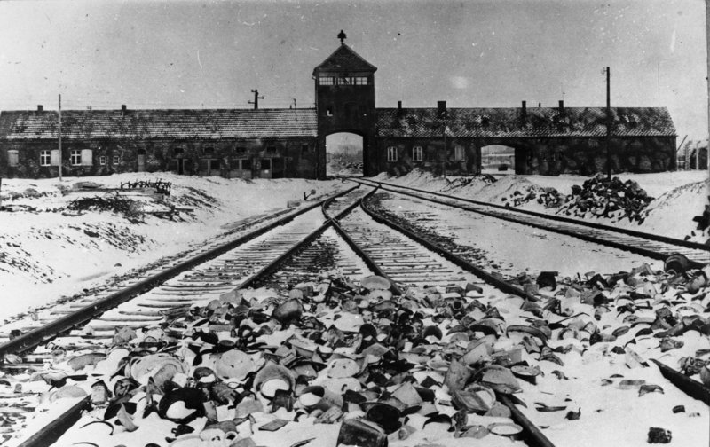 La Bahnrampe, la rampa dei treni, all'interno del campo di Birkenau dove, dal 1944, arrivavano i convogli dei deportati, come si presentava nel 1945